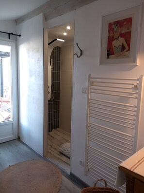 Douche, sèche-cheveux, serviettes fournies