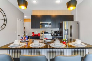 Geladeira, micro-ondas, fogão, cooktop