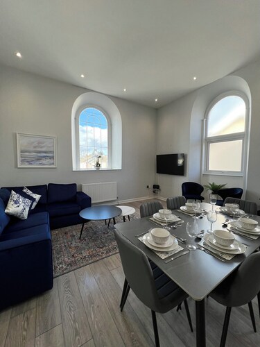 Welsh Getaway Apartment - Town Centre