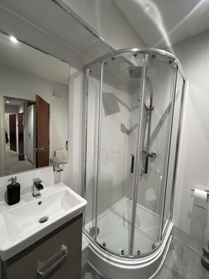 Shower, hair dryer, towels, soap - Welsh Getaway Apartment - Town Centre (Merthyr Tydfil)