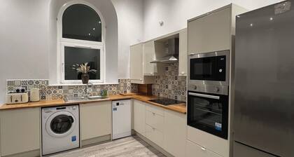 Welsh Getaway Apartment - Town Centre