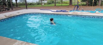 宽敞的四卧室家庭友好型泳池住宅  