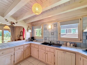 Jääkaappi, uuni, astianpesukone, kahvin-/teenkeitin