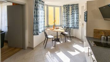 KĂŒhlschrank, Mikrowelle, Herdplatte, GeschirrspĂŒler