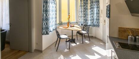 Kühlschrank, Mikrowelle, Herdplatte, Geschirrspüler