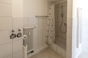 Douche, sèche-cheveux, serviettes fournies