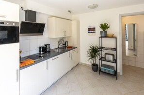 Fridge, microwave, stovetop, dishwasher