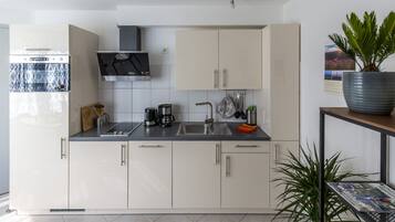 Kühlschrank, Mikrowelle, Herdplatte, Geschirrspüler