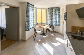 Réfrigérateur, micro-ondes, plaque de cuisson, lave-vaisselle