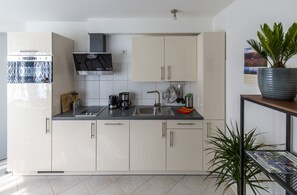 Frigorífico, microondas, placa de cocina y lavavajillas
