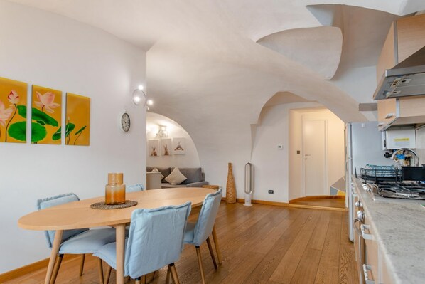 Une cuisine moderne avec des meubles en bois et un four encastré.
