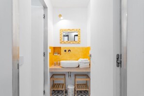 Shower, free toiletries, hair dryer, bidet