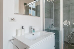 Shower, free toiletries, hair dryer, bidet