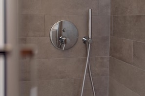 Shower, free toiletries, hair dryer, bidet