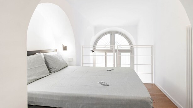 A bedroom with a bed, a window, and a door. - [Centro]: Dream Loft by HappyHosTorino (Torino)