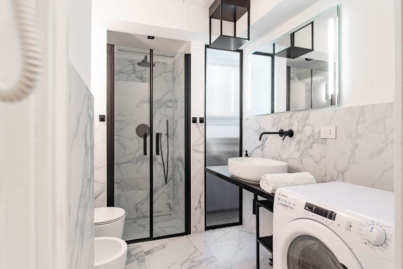 Douche, articles de toilette gratuits, sèche-cheveux, bidet