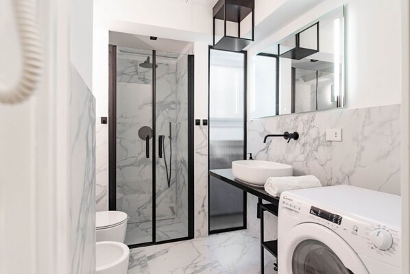 Dusche, kostenlose Toilettenartikel, Haartrockner, Bidet