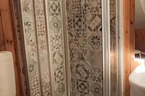Douche, articles de toilette gratuits, sèche-cheveux, peignoirs