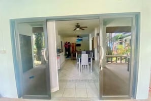 Cribs/infant beds