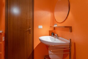 Shower, bidet - [Familia Apartment - 259] by Happyhostorino (Torino)