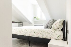 1 室のベッドルーム、デスク、WiFi