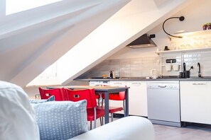 Jääkaappi, mikroaaltouuni, astianpesukone