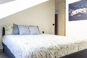 1 bedroom, desk, WiFi