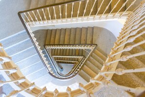 A spiral staircase with a metal railing and a geometric pattern on the steps. - Balon Turin View (Airco, Centrale)  (Torino)