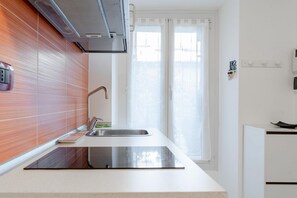 Fridge, microwave, stovetop, cookware/dishes/utensils