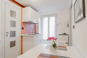 Fridge, microwave, stovetop, cookware/dishes/utensils - [monolocale, Wifi] Casa Amely (Torino)
