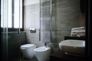 Suihku, bidee, pyyhkeet, sampoo