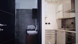 Una cocina moderna con un lavamanos, estufa y alacenas.