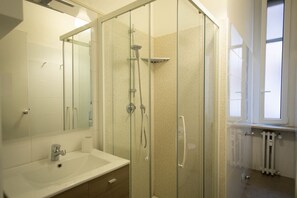 Dusche, Bidet, Handtücher, Shampoo