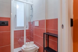 Douche, sĂšche-cheveux, serviettes fournies, papier toilette