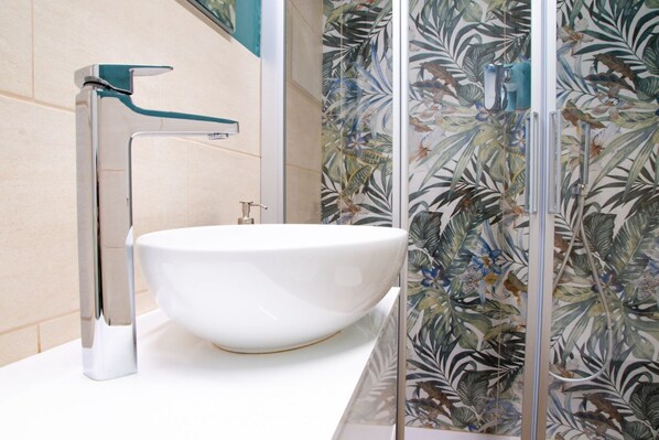 Shower, hair dryer, bidet, towels