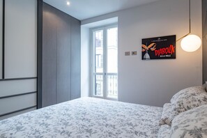 2 bedrooms, desk, iron/ironing board