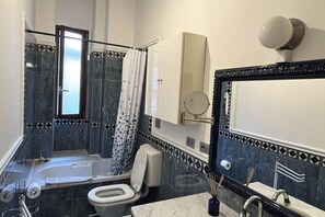 Dusche, Haartrockner, Bidet
