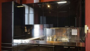 Une cuisine moderne dotée d’appareils électroménagers en acier inoxydable, d’un évier et de placards.
