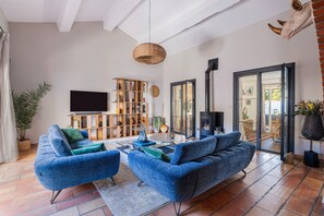 TV - Village house with private pool, Wi-Fi, and air conditioning (Espira-de-l'Agly)