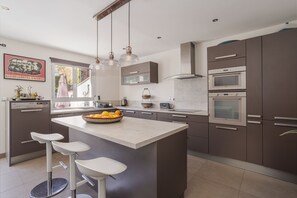 Jääkaappi, mikroaaltouuni, uuni, liesi