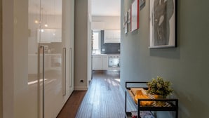 Une cuisine moderne avec des armoires blanches et un plancher en bois.