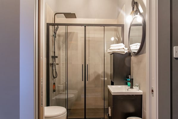 Dusche, kostenlose Toilettenartikel, Haartrockner, Bidet