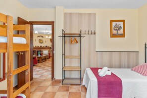 2 عدّة غرف نوم ومكواة/لوح كي وواي فاي وملاءات أسرّة