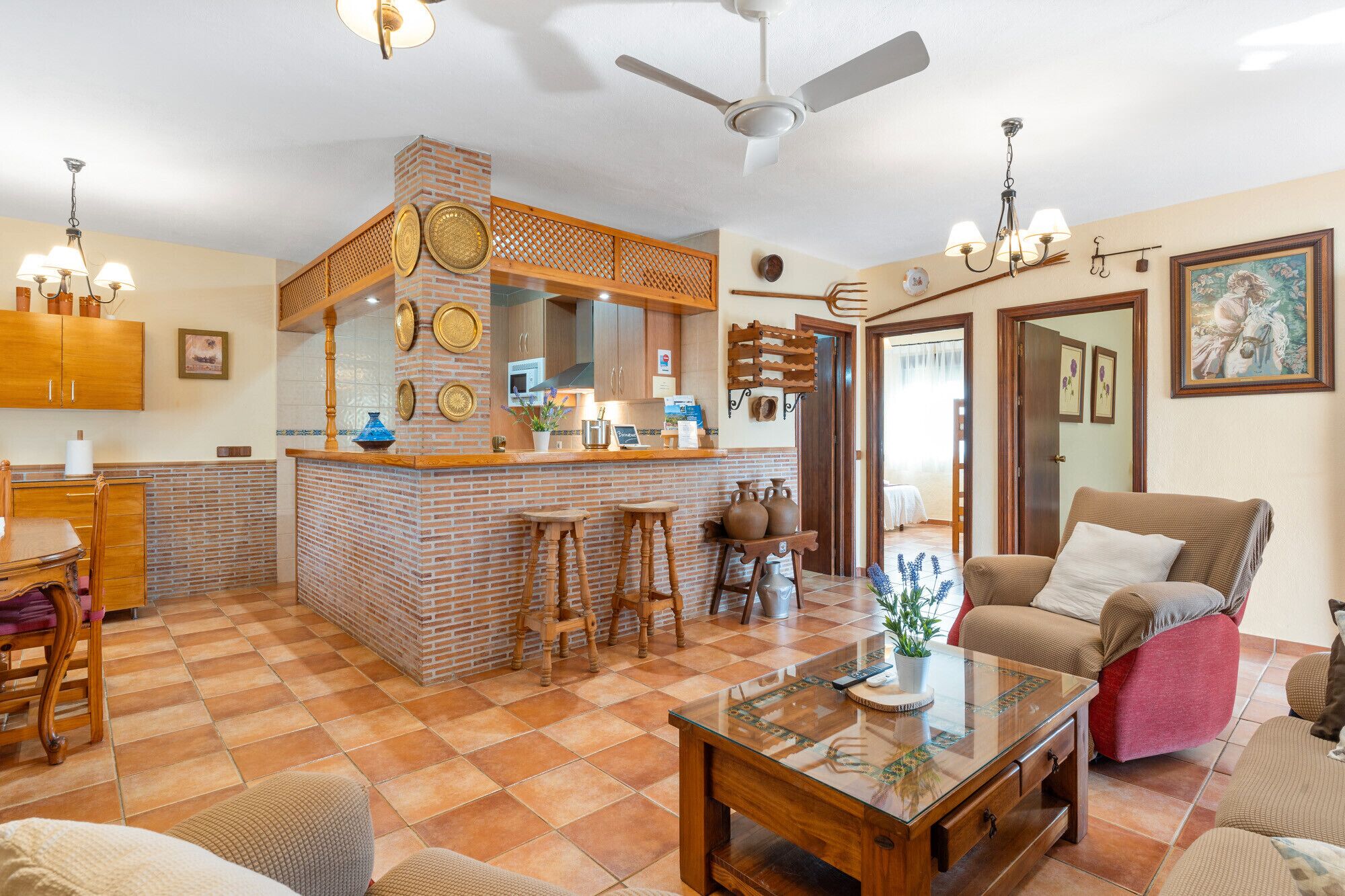 Una televisión, una chimenea