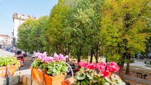 A street with trees and flower planters. - [Centro, elegante]: The Queen by HappyHosTorino* (Torino)