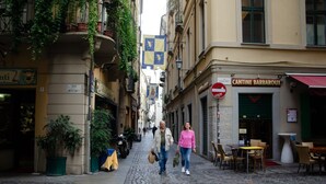 A cobblestone street with buildings on either side, a 'Cantine Barbaroux' restaurant, and outdoor seating. - Toffee House by HappyHosTorino (Torino)