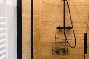 Dusche, kostenlose Toilettenartikel, Haartrockner, Bidet