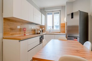 Fridge, microwave, oven, stovetop