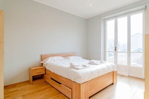 2 bedrooms, desk, iron/ironing board