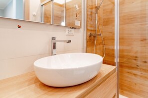 Shower, free toiletries, hair dryer, bidet